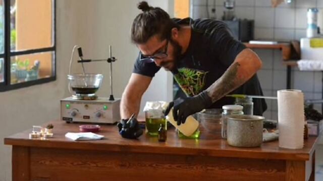 Ivan Malajovich en uno de sus talleres para fabricar aceite de marihuana.