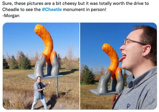 Estatua de Cheetos en Cheadle en Alberta, Canadá