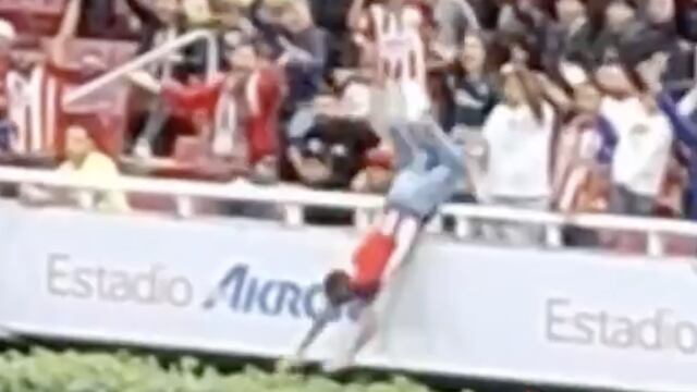 Fan de Chivas se cae de gradas