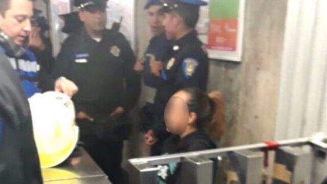 mujer libra secuestro y se refugía en Metro Pino Suárez
