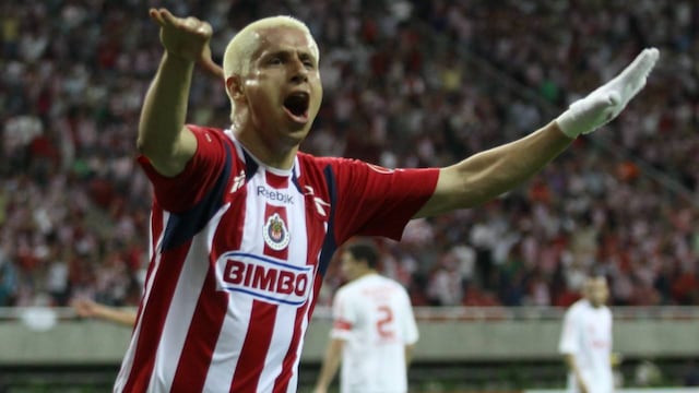 Bautista celebra gol con Chivas