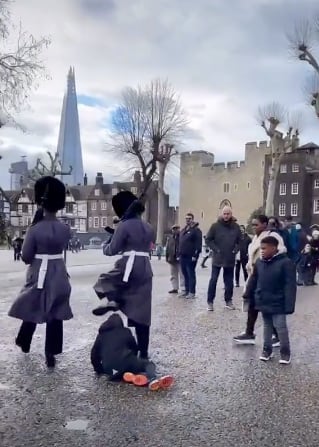 Miembro de la Guardia Real Inglesa atropella a un niño