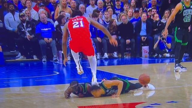 Joel Embiid aplastó la cara de Grant Williams durante el juego entre los 76ers y los Celtics.