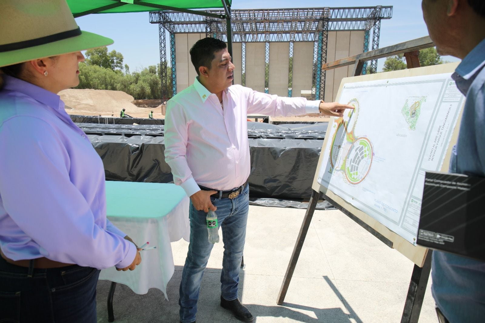 Ricardo Gallardo visitó la construcción del Teatro de la Ciudad en el parque Tangamanga II