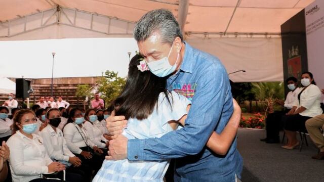 Rutilio Escandón abraza a Gretel Paulette, luego de aceptar ser su padrino.