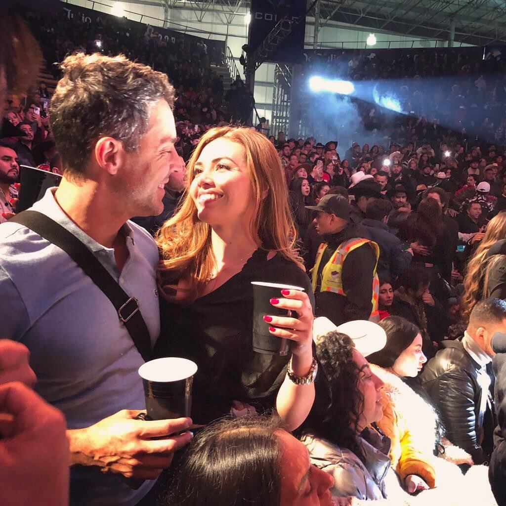 Alberto Agnesi con su novia Karen.