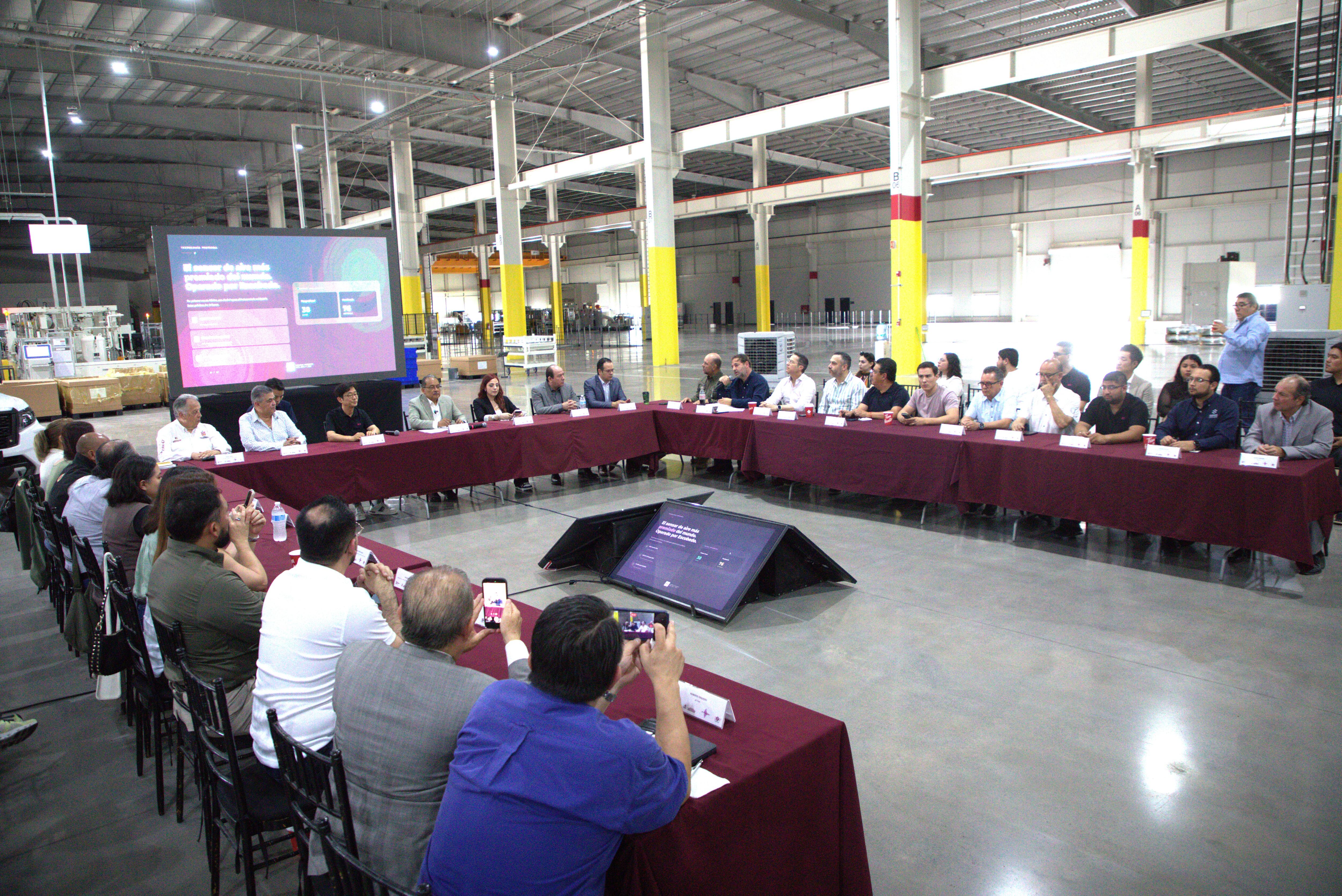 Andrés Mijes impulsa industria limpia en Escobedo.