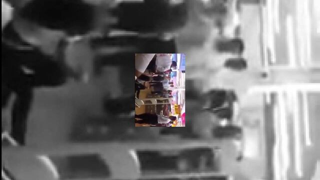 Personal de un HEB en Saltillo esposa del tobillo a mujer acusada de robo (VIDEO)