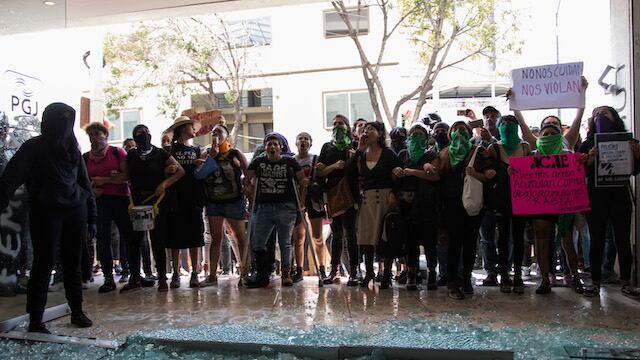 Feministas se manifiestan en la entrada de las oficinas de la Secretaría de Seguridad Pública para exigir justicia por la violación a una adolescente por parte de policías en la alcaldía de Azcapotzalco