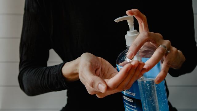Riesgos de usar gel antibacterial casero