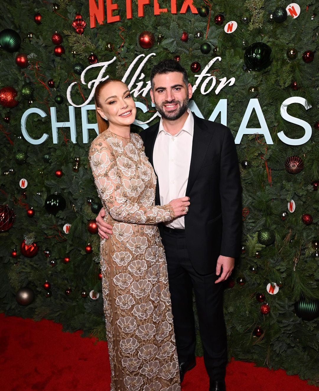 Lindsay Lohan y Bader Shammas en la premiere de Navidad de Golpe de Netflix