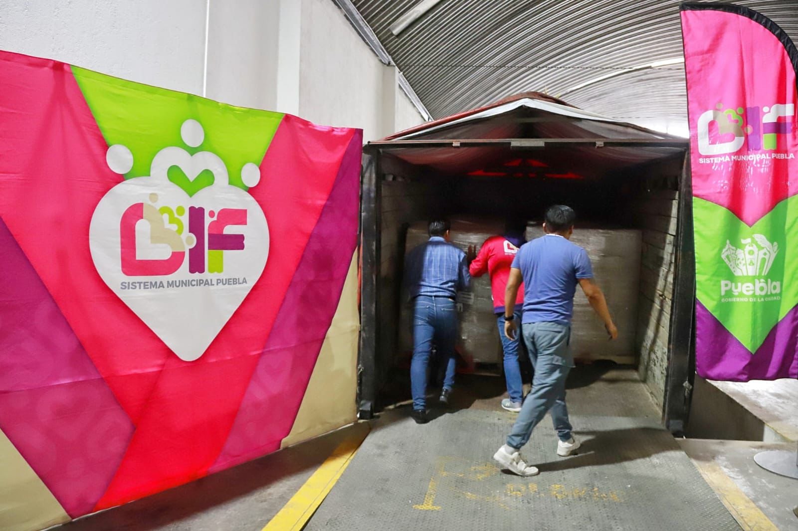 Pepe Chedraui y MariElise Budib llevan ayuda a familias damnificadas por la tormenta en Puebla.
