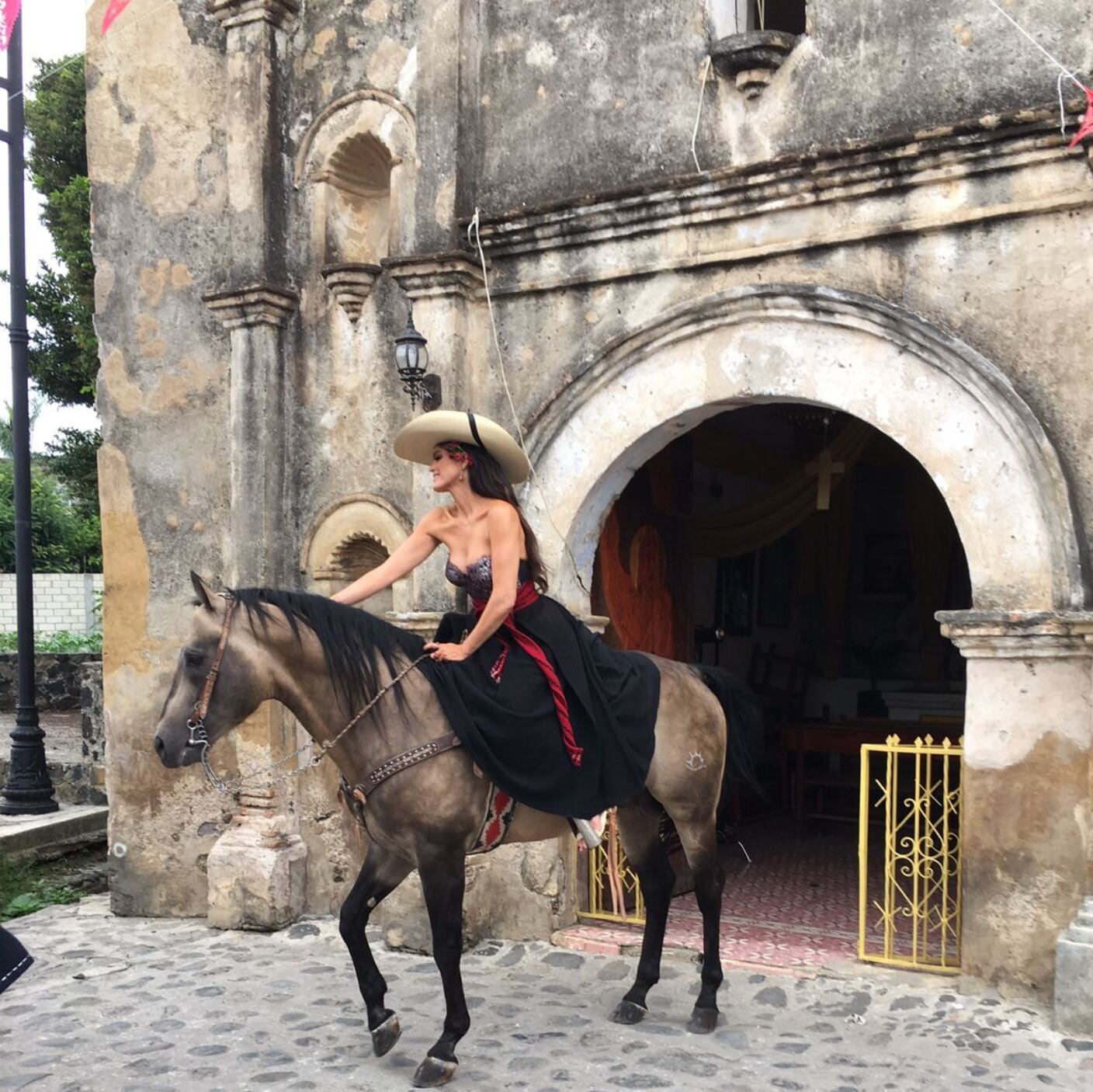 Ana Bárbara en la grabación de su video 'Reza y reza'