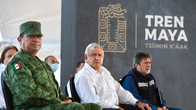 AMLO supervisando obras