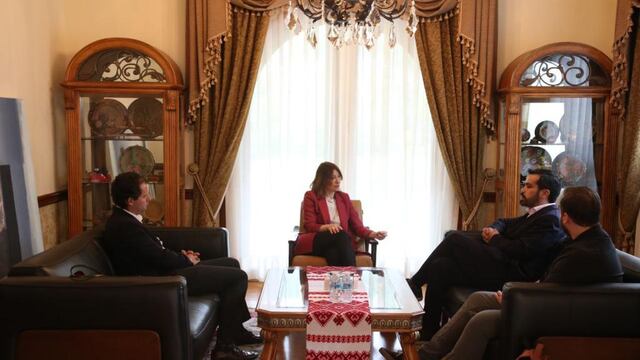 Miembros de Movimiento Ciudadano con embajadora de Ucrania