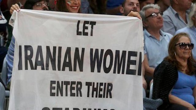 Mujeres no pueden accesar a estadios de futbol en Irán.