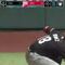 Jugador de beisbol recibe impresionante pelotazo en la cabeza (VIDEO)