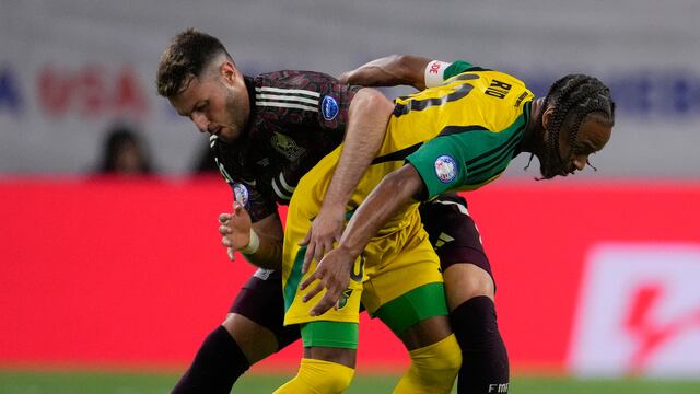 Fans destrozan a Santiago Giménez por su bajo nivel.