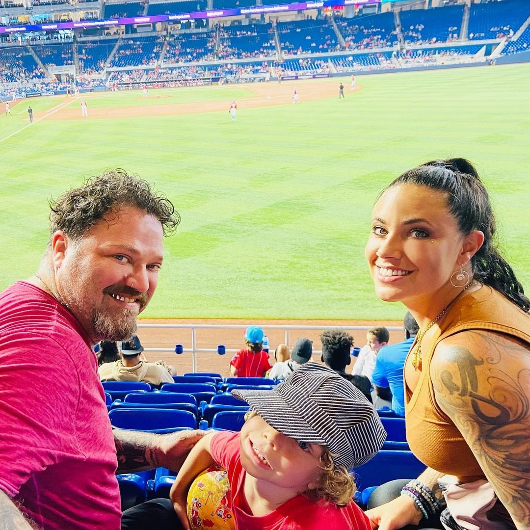 Bam Margera, skater de Jackass, su esposa y su hijo