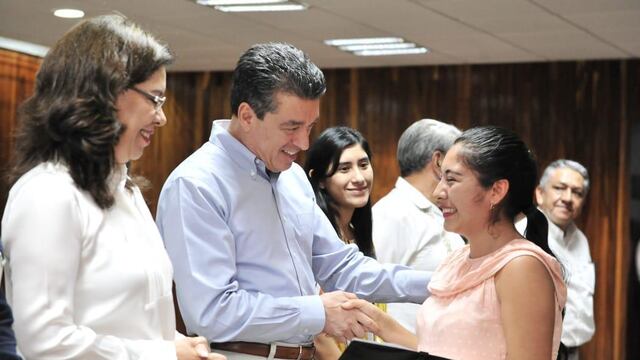 El gobernador afirmó que con mayor acceso a la educación de niñas y jóvenes, buscamos la igualdad de género.
