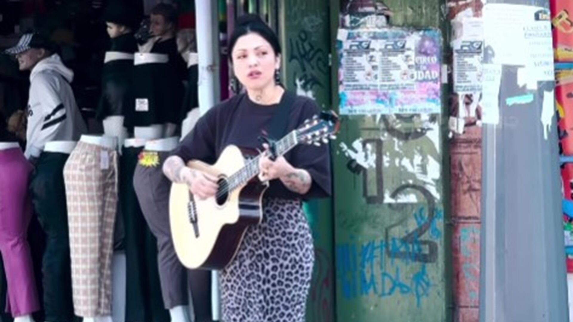 Mon Laferte da concierto gratis en las calles de Chile, pero nadie la reconocía hasta que pasó esto