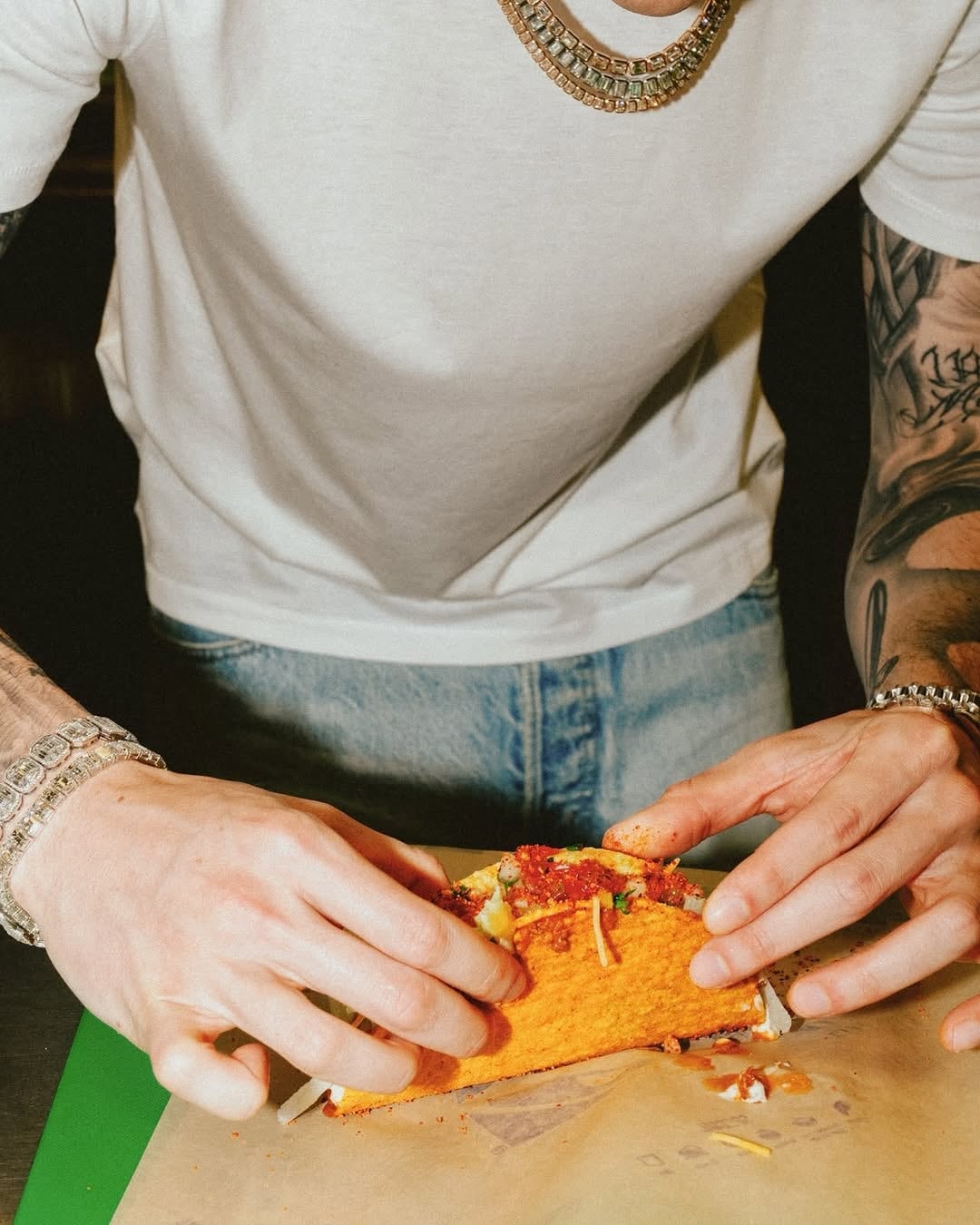 Colaboración de Peso Pluma con Taco Bell y Tajín