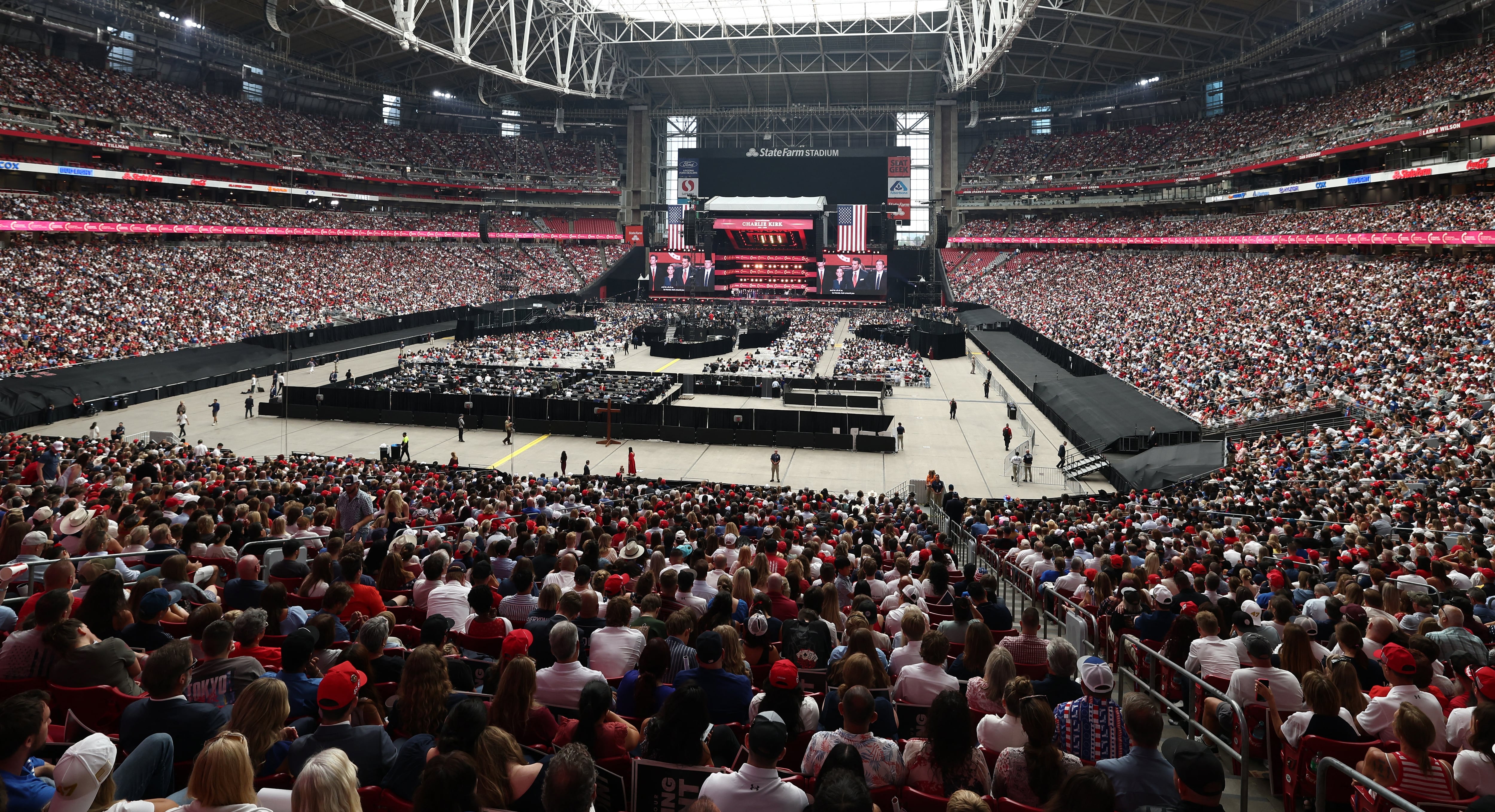 Funeral de Charlie Kirk: Donald Trump presenta sus respetos junto a miles de dolientes