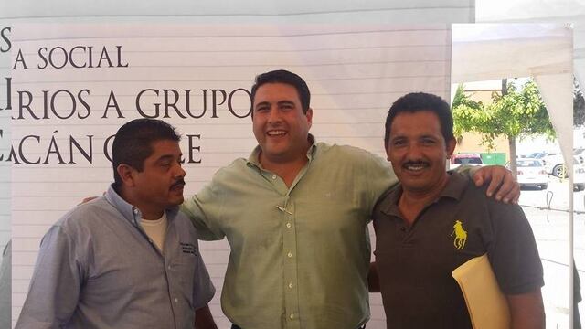 para Isabel Urías García El Chabelo recibiendo 100 mil pesos de la mano de Ricardo Barroso