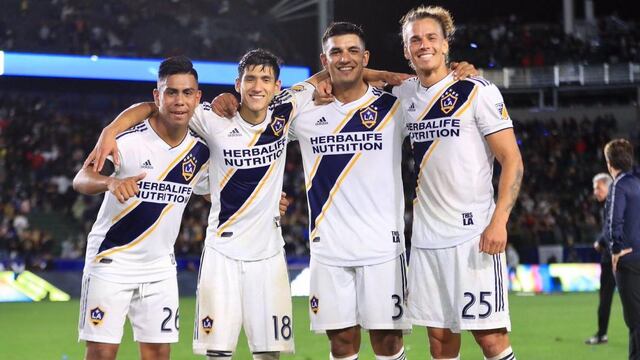 Efraín Álvarez posa con los demás juveniles del equipo.