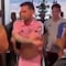 Captan el momento exacto en el que Carlos Rotondi intercambia camiseta con Messi