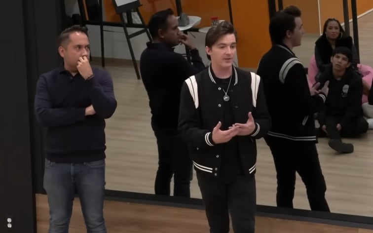 Drake Bell habla con los alumnos de La Academia 2024.