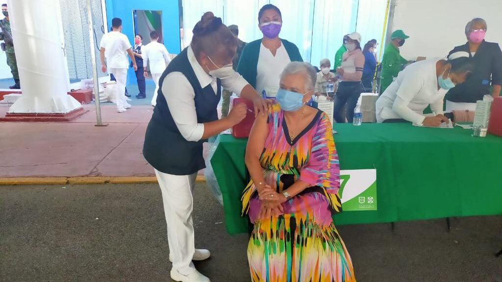 Olga Sánchez Cordero recibe vacuna contra el Covid-19