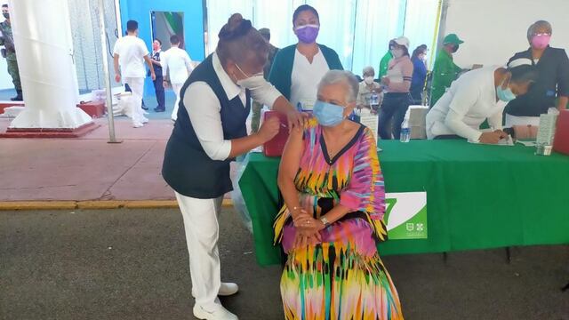 Olga Sánchez Cordero recibe vacuna