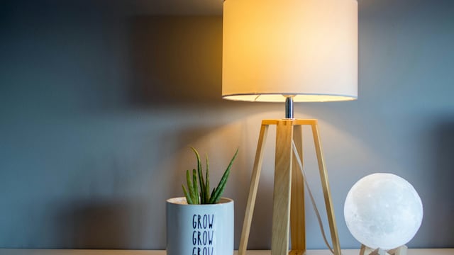 El origen de ‘la lámpara se ve rara’ en TikTok y por qué deberías dudar de la realidad