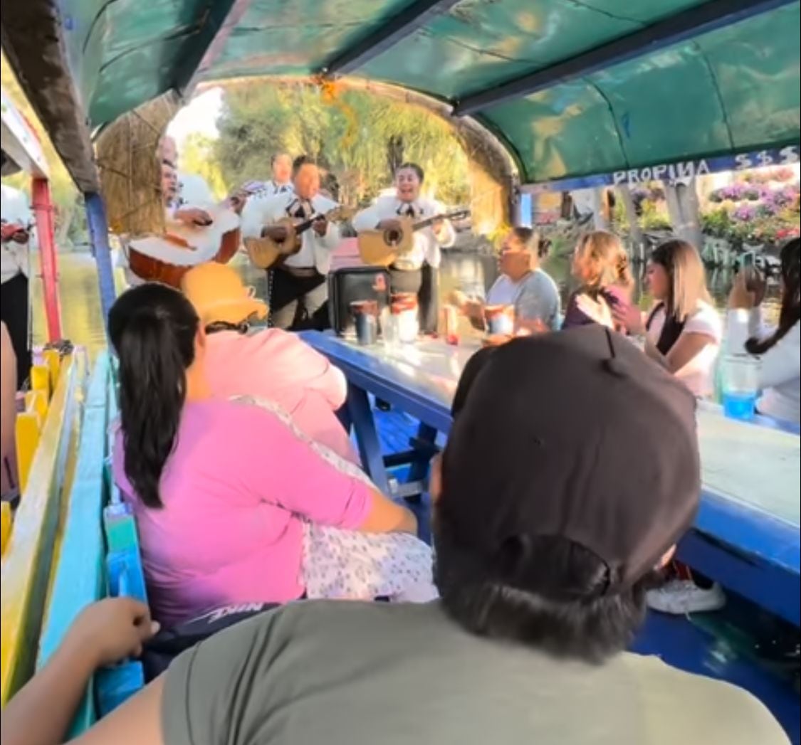 Trajinera de Omar García Harfuch en Xochimilco