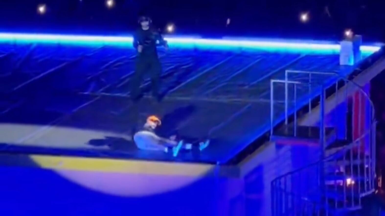 Bad Bunny se cae durante su primer concierto en el Estadio GNP Seguros