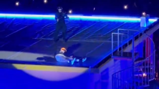 Bad Bunny se cae durante su primer concierto en el Estadio GNP Seguros