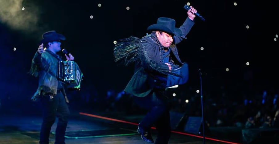 Alfredo Olivas y Julión Álvarez durante gira "Prófugos del Anexo"