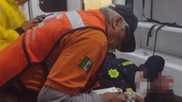 Mujer policía es atendida por paramédicos