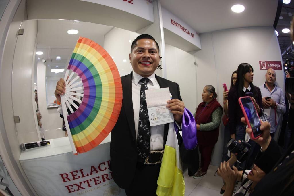 SRE ENTREGÓ PRIMER PASAPORTE NO BINARIO A MAGISTRADE OCIEL BAENA