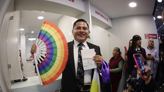 SRE ENTREGÓ PRIMER PASAPORTE NO BINARIO A MAGISTRADE OCIEL BAENA