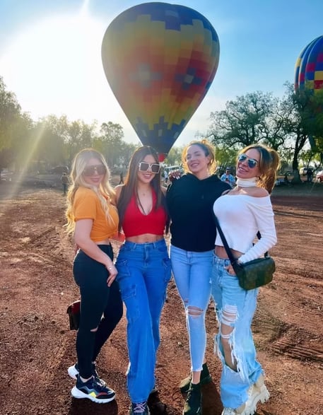 Aylín Mujica, Paola Villalobos y Samira en Teotihuacán.