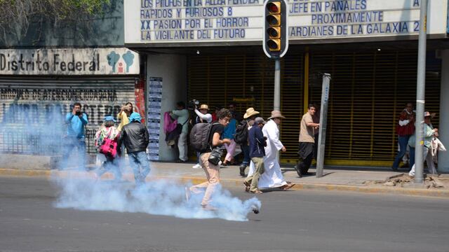 Gases lacrimógenos en protesta por los 43 desaparecidos.