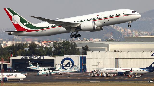 Avión presidencial se despide de México; ya despegó del AICM