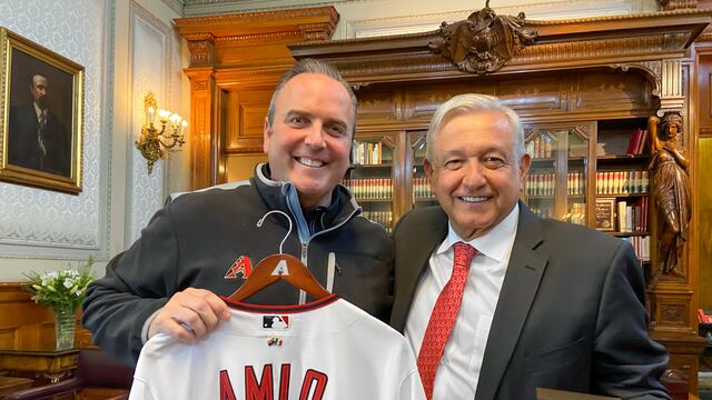 AMLO presume su regalo