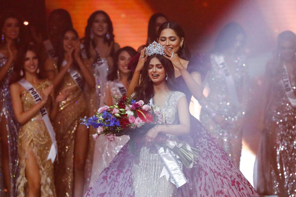 Andrea Meza corona a Harnaaz Sandhu Miss Universo 2021.