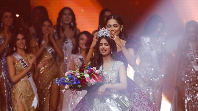 Andrea Meza corona a Harnaaz Sandhu Miss Universo 2021.
