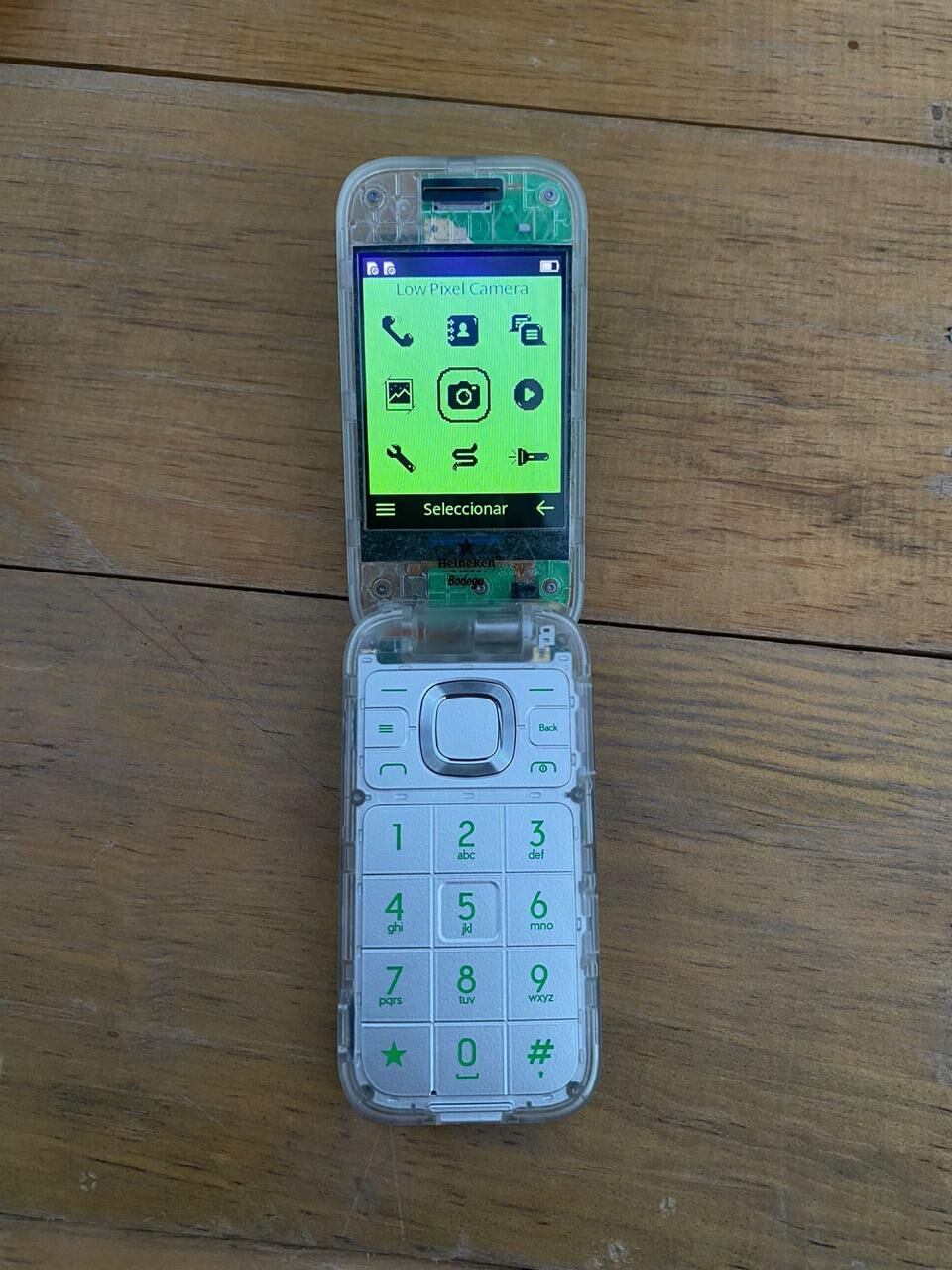 Así es el celular sin internet que Heineken trajo a México