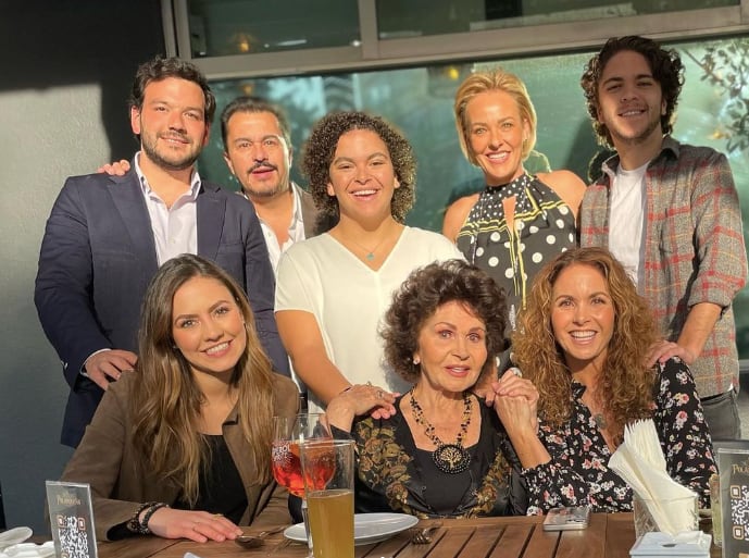 Lucero junto a su familia