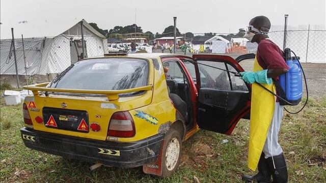 (EFE) Descontaminación de transporte para enfermos de ébola